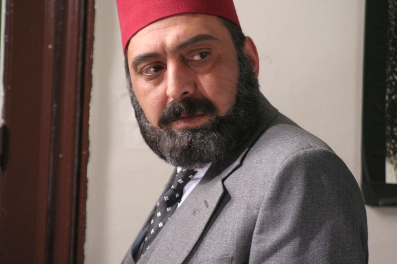 Fesli, gri takımlı sahne portresi