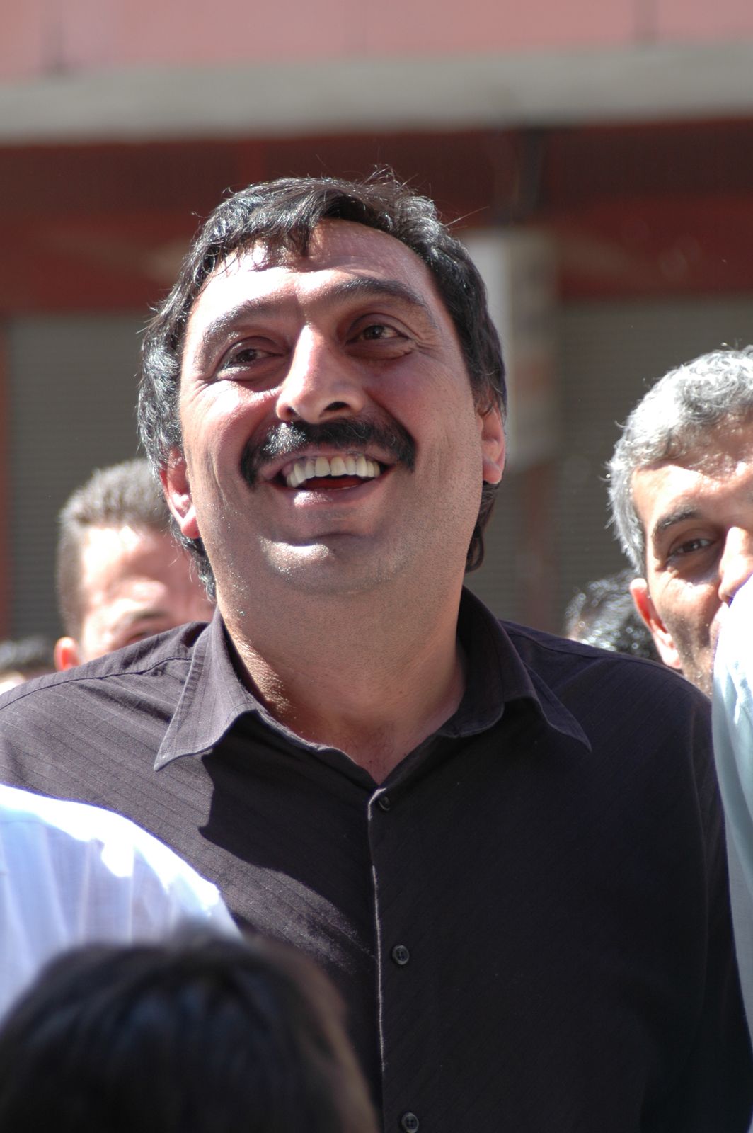 Kalabalıkta gülen portre